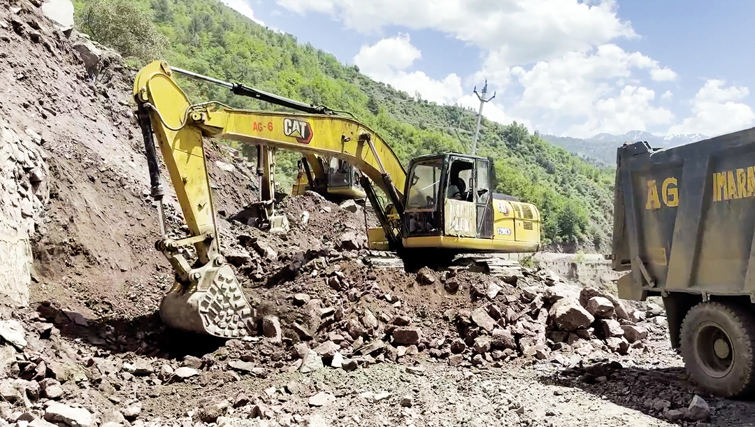Road Project, Landslides Disrupt Education in Uri