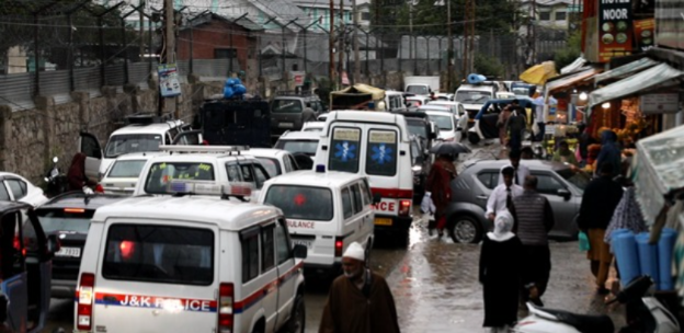 Traffic Snarls Outside GMC Baramulla Disrupt Emergency Services
